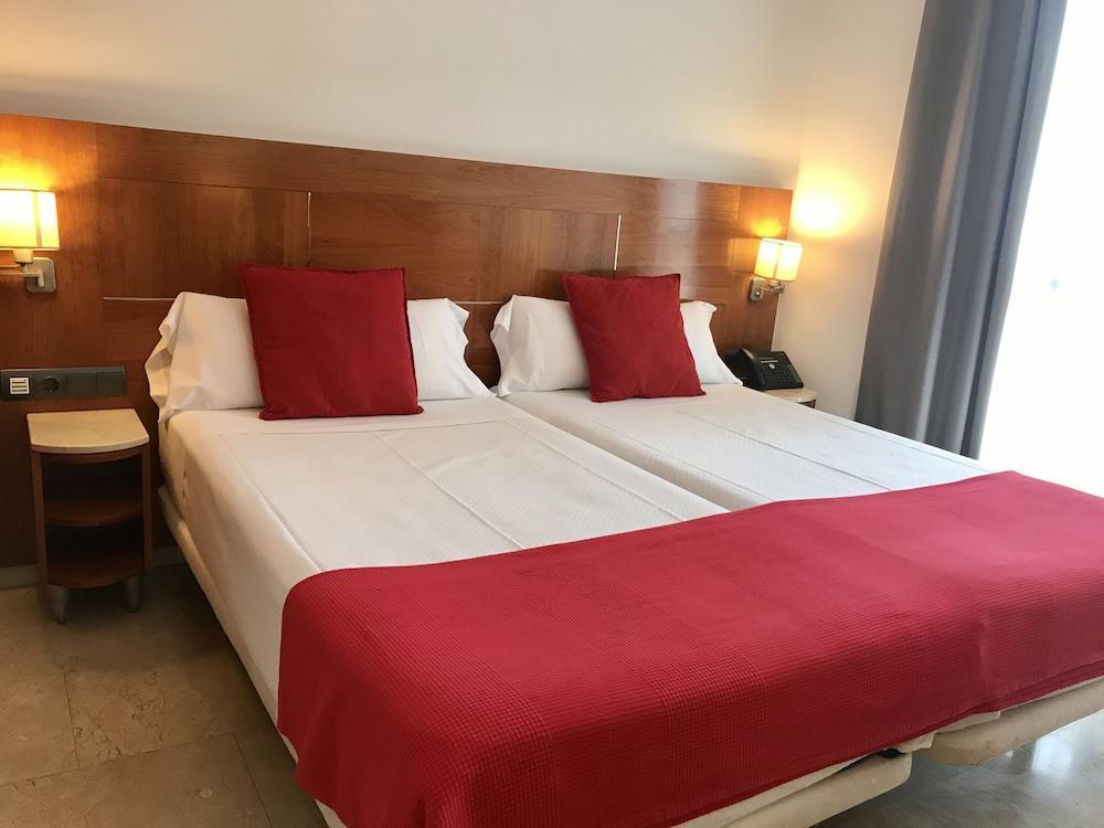 Hotel Calasanz Molins de Rei Luaran gambar
