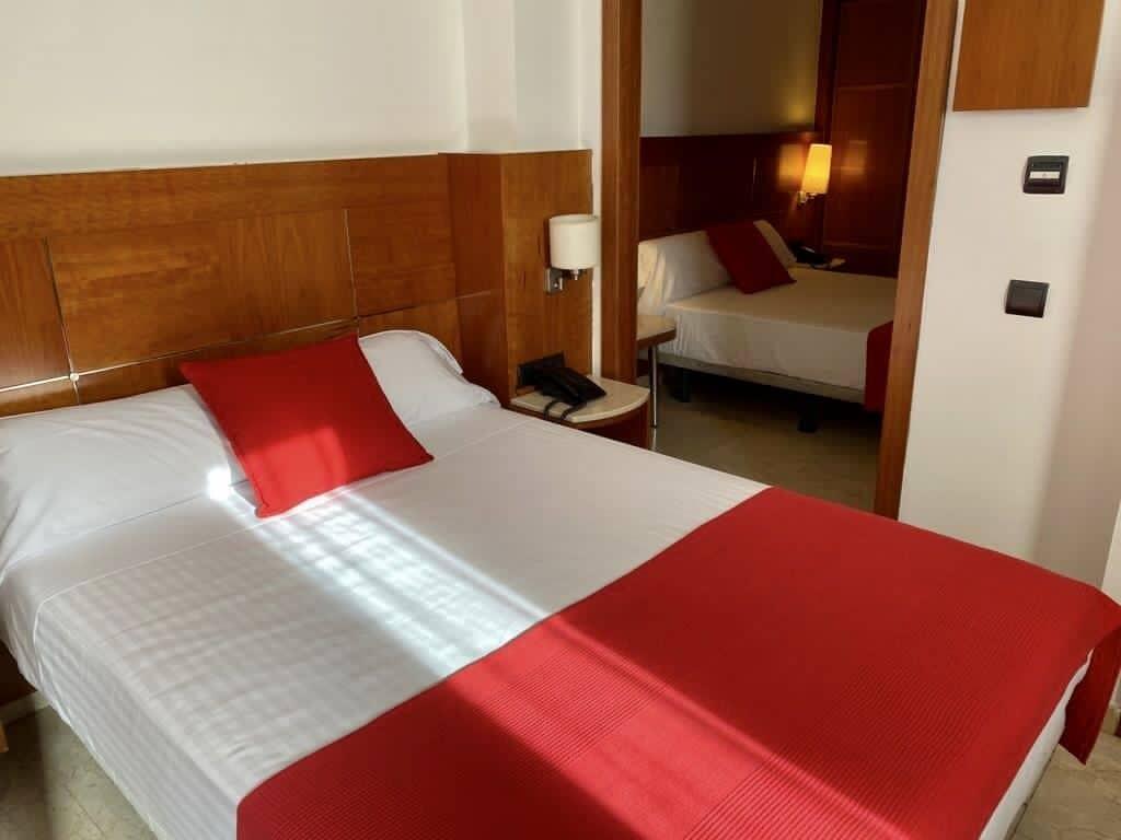 Hotel Calasanz Molins de Rei Luaran gambar
