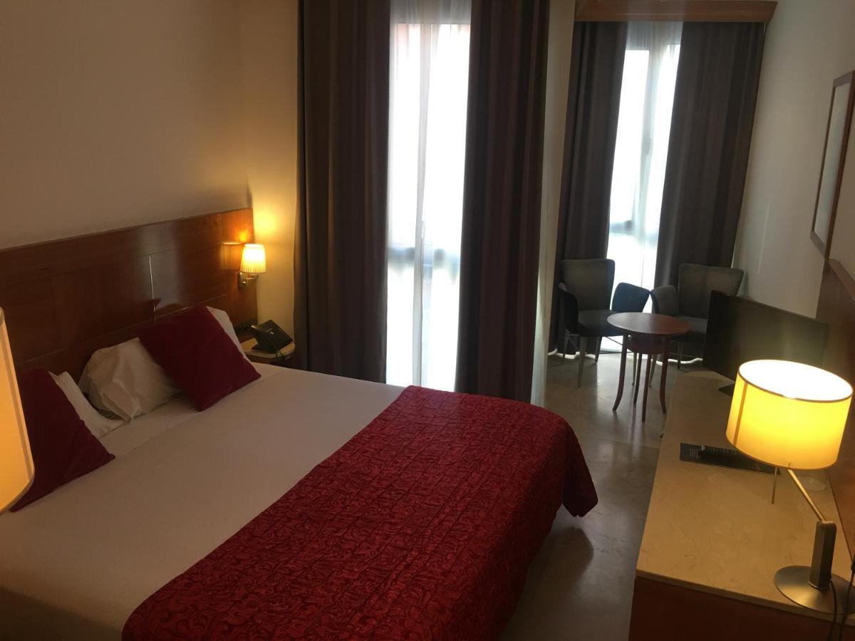 Hotel Calasanz Molins de Rei Luaran gambar
