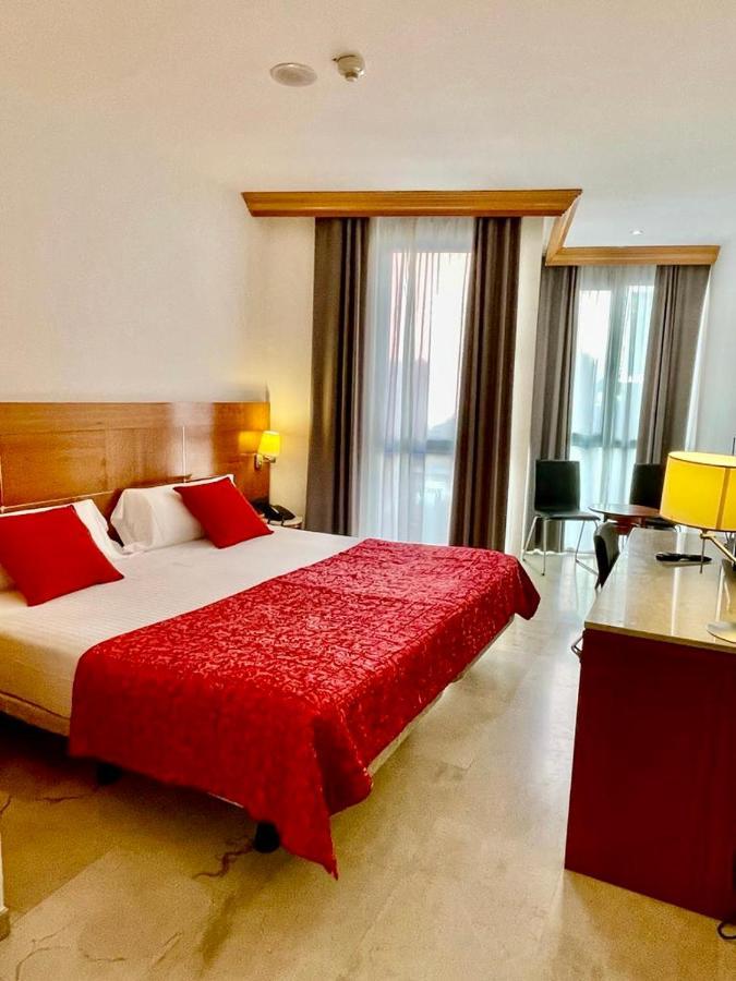 Hotel Calasanz Molins de Rei Luaran gambar