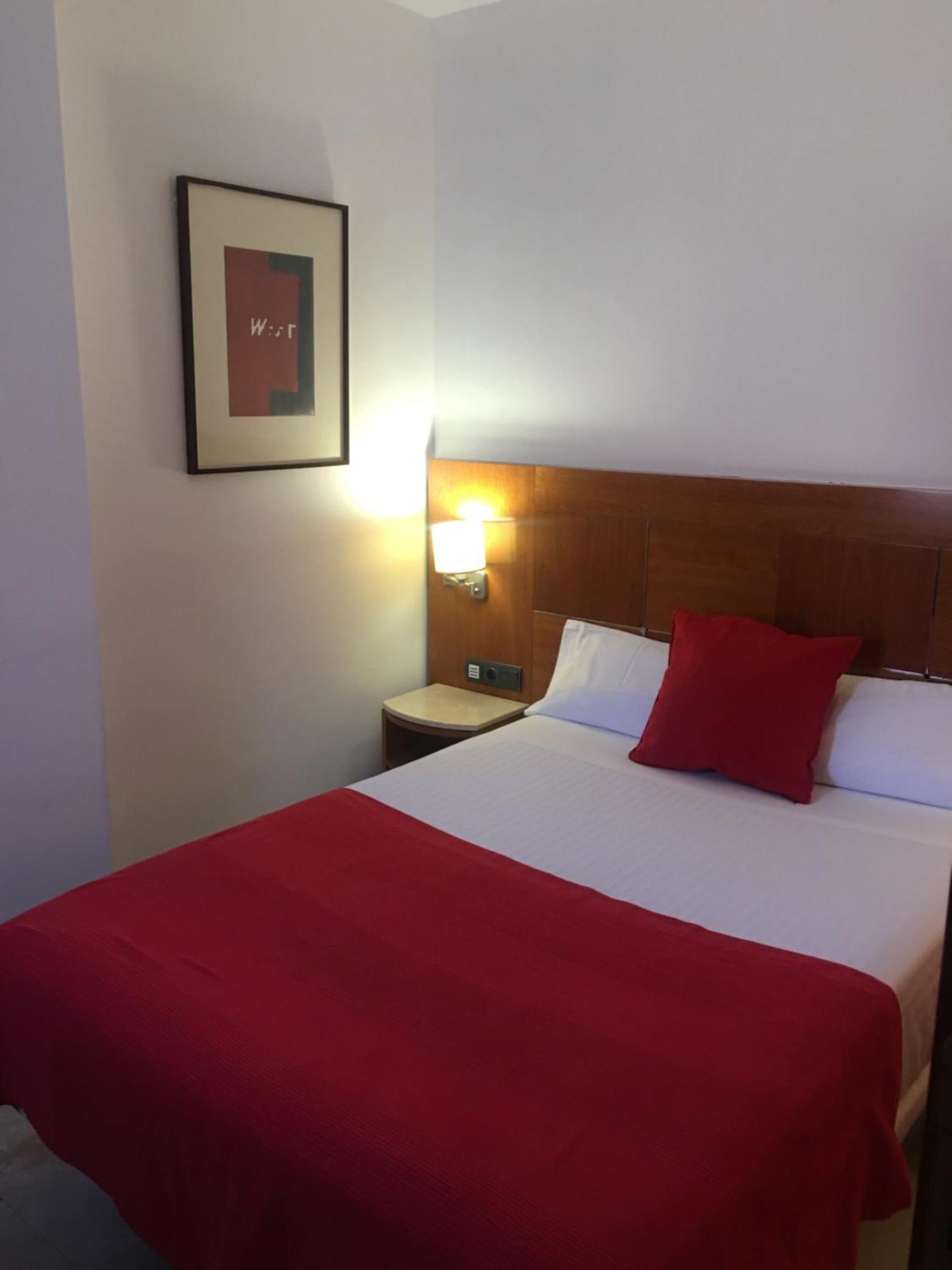 Hotel Calasanz Molins de Rei Luaran gambar