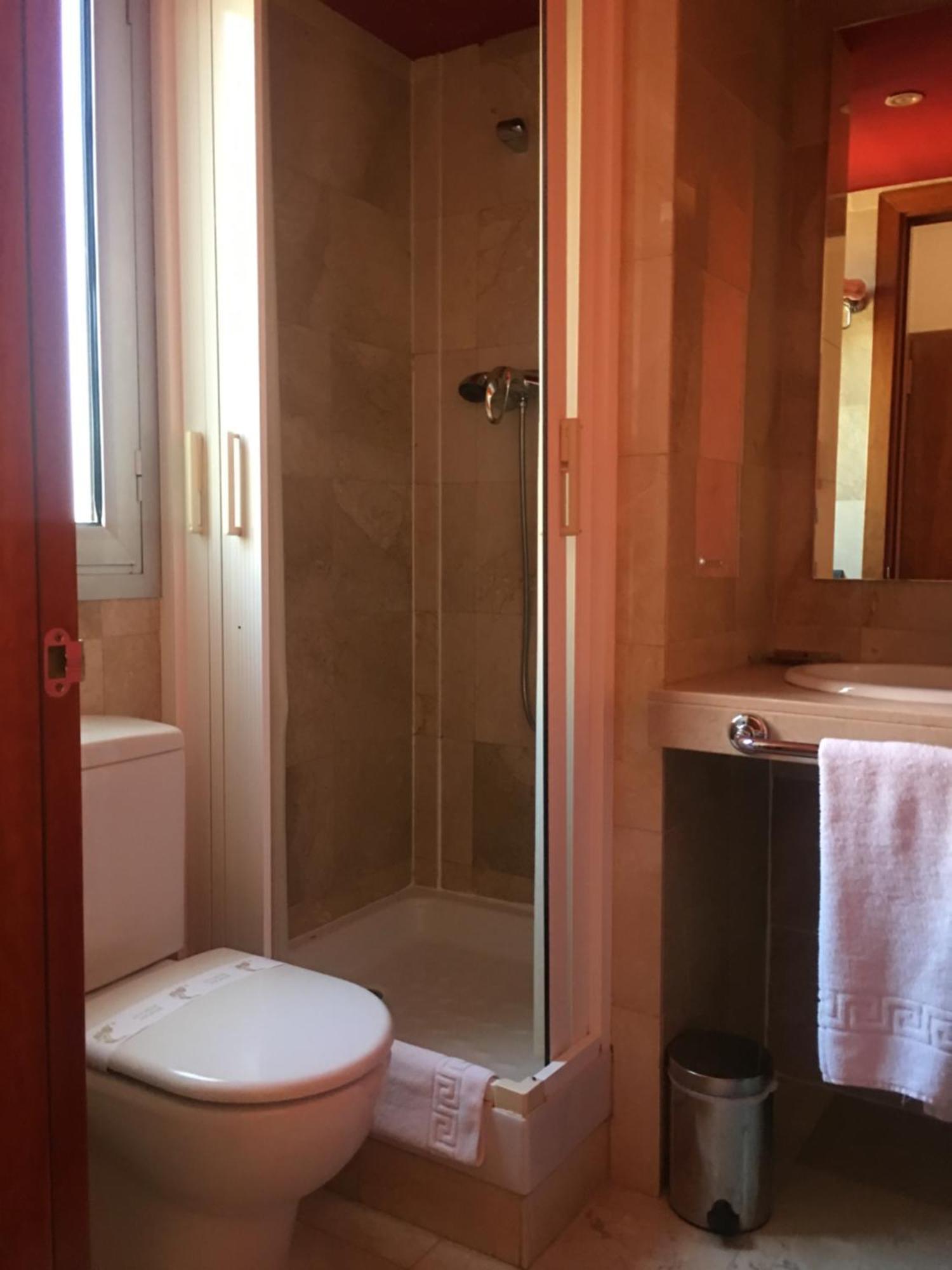 Hotel Calasanz Molins de Rei Luaran gambar