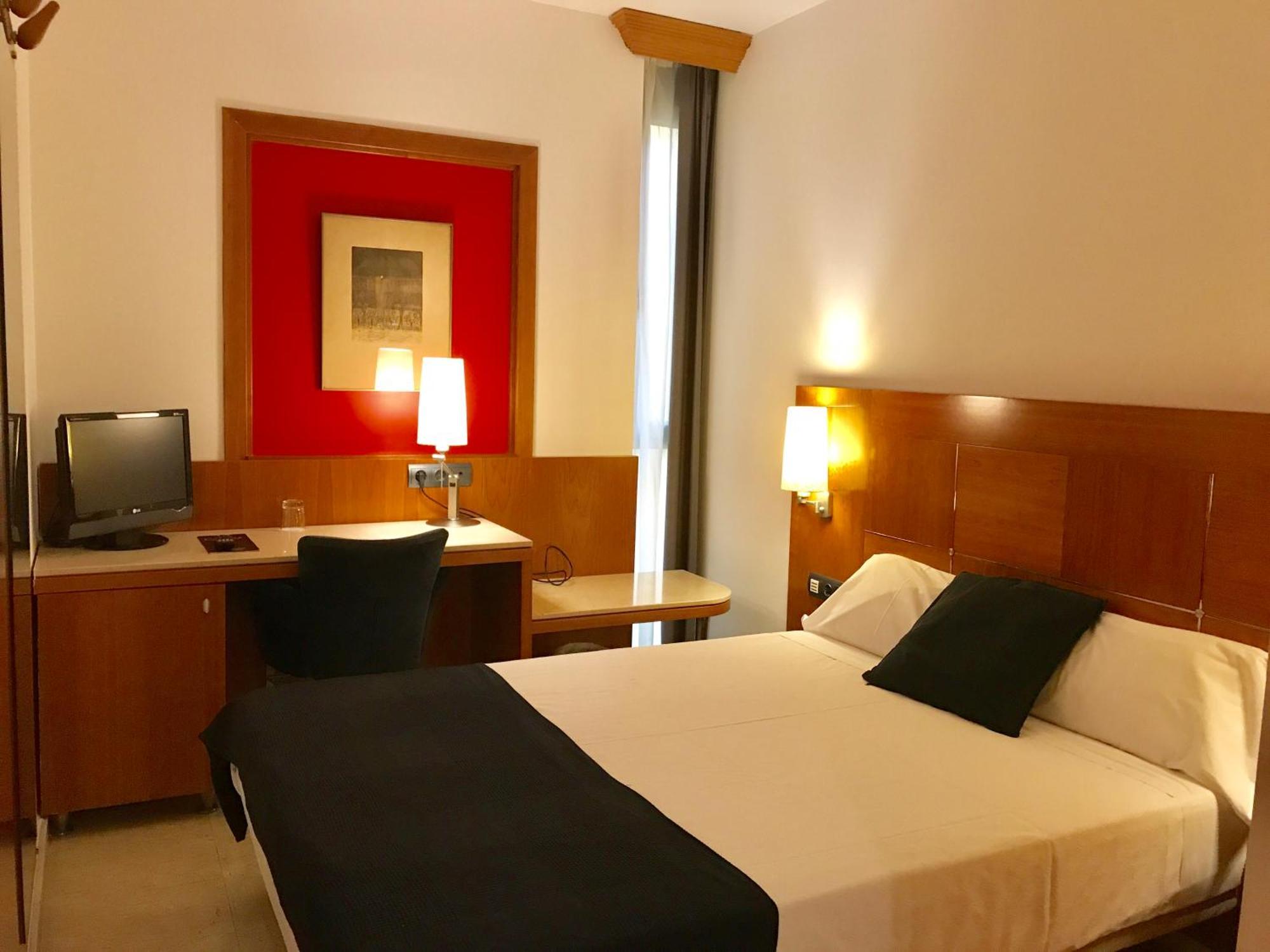 Hotel Calasanz Molins de Rei Luaran gambar