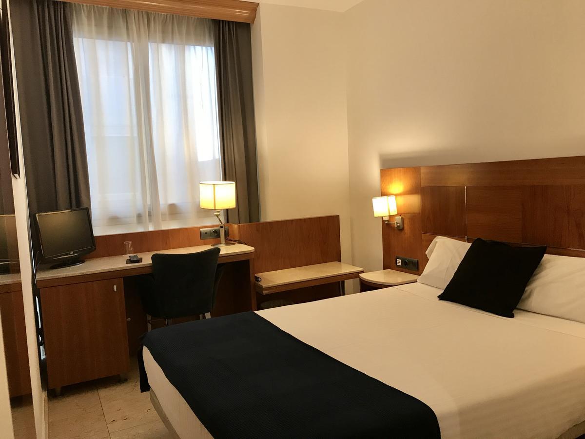 Hotel Calasanz Molins de Rei Luaran gambar