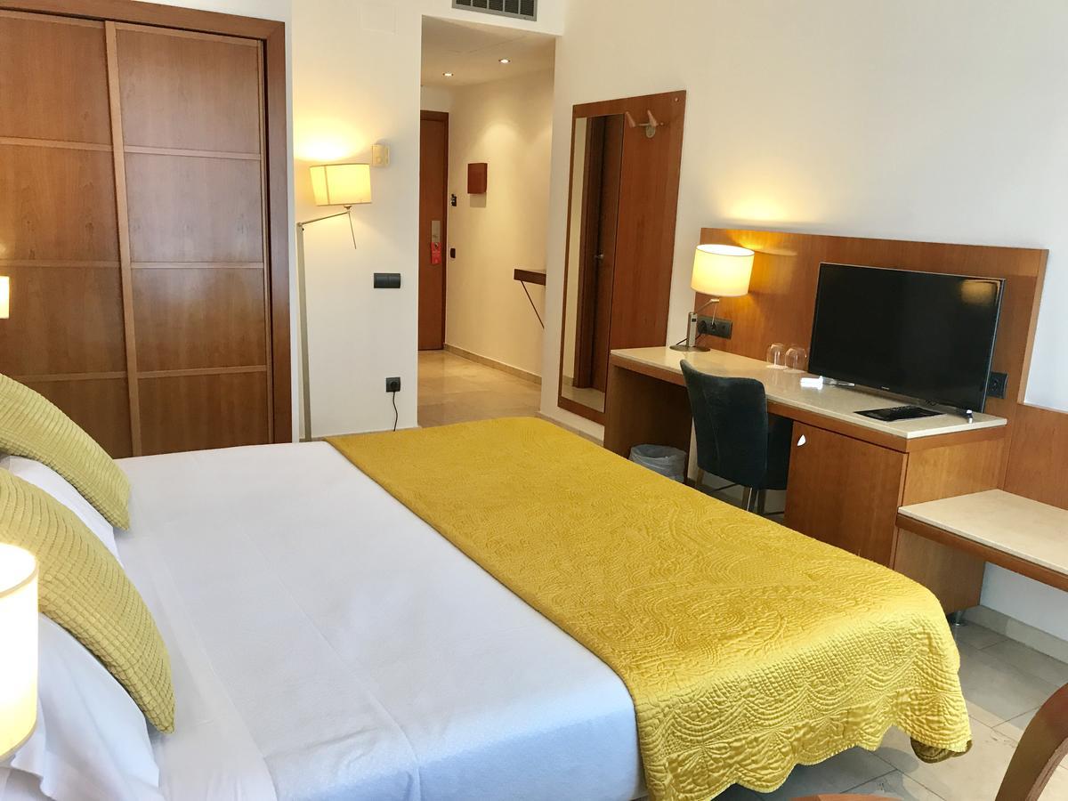 Hotel Calasanz Molins de Rei Luaran gambar