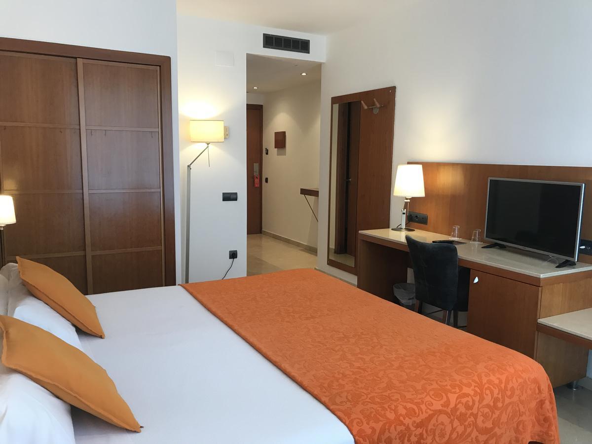 Hotel Calasanz Molins de Rei Luaran gambar