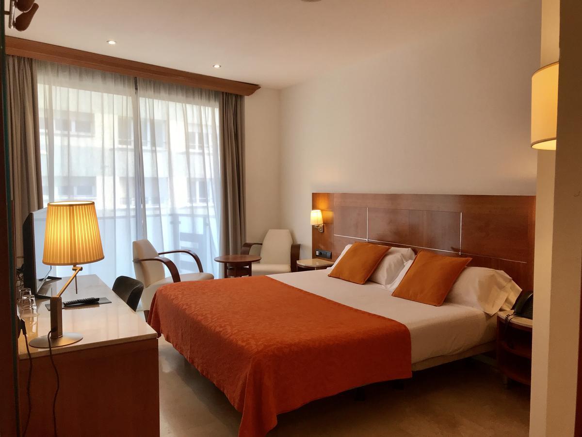 Hotel Calasanz Molins de Rei Luaran gambar