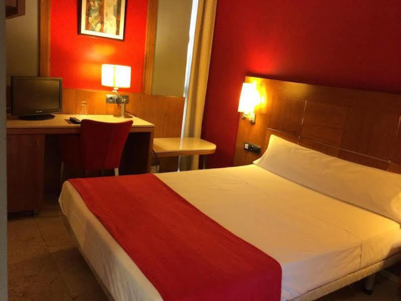 Hotel Calasanz Molins de Rei Luaran gambar